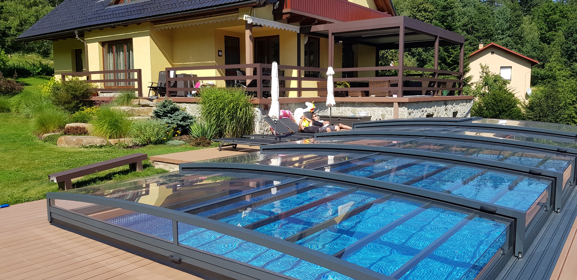 Zastřešení bazénu na střeše domu - atypické řešení
