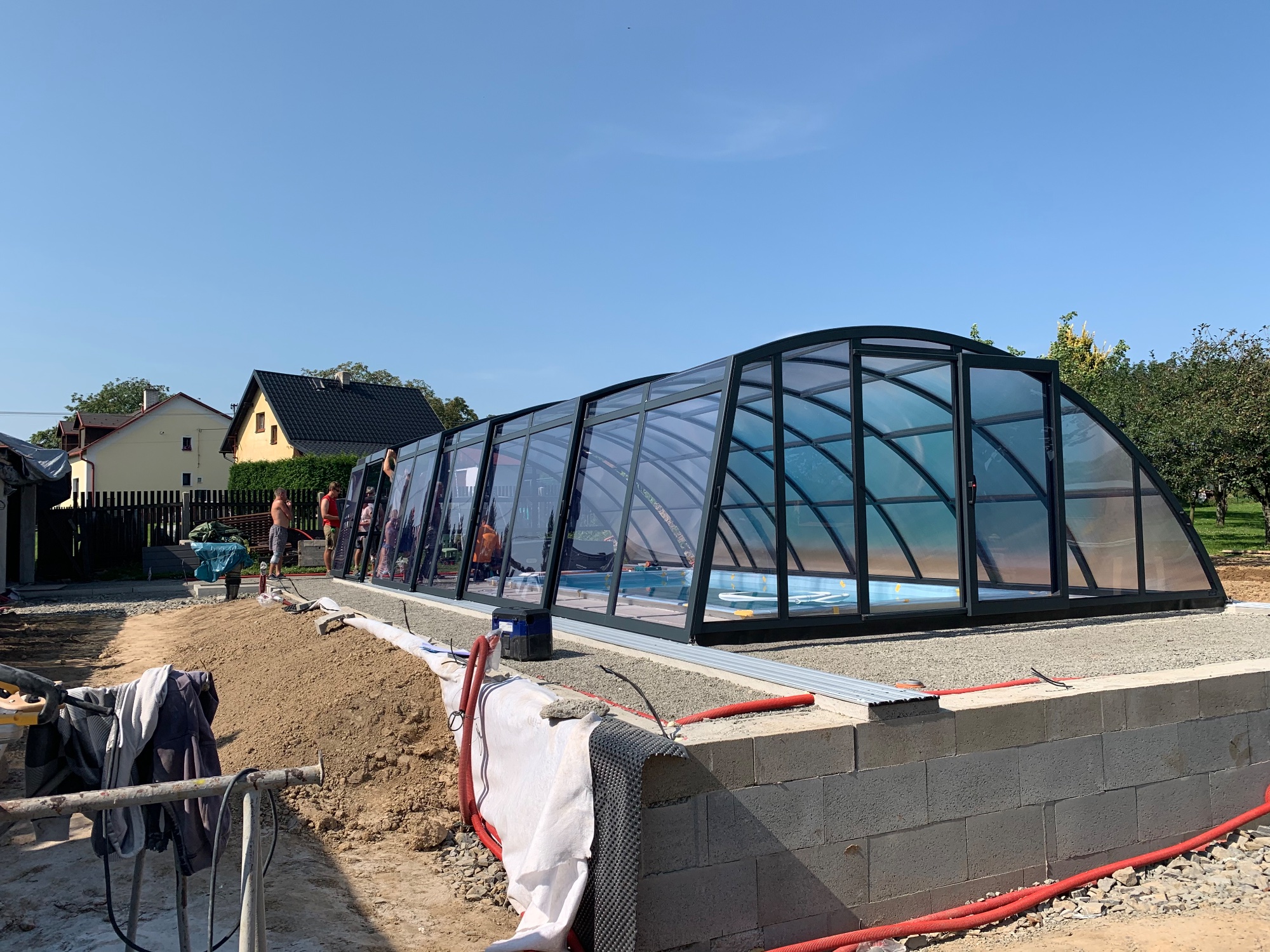 Nízké zastřešení bazénu v zahradě - realizace ČR