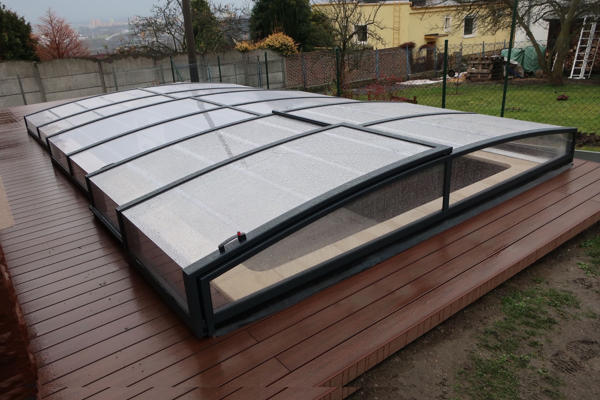 Zastřešení bazénu s dřevěnou terasou - komplexní řešení